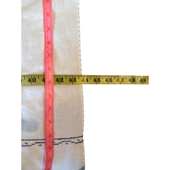 Vintage Hand-Embroidered Tablecloth With Scenic Design - Picture 3 of 4